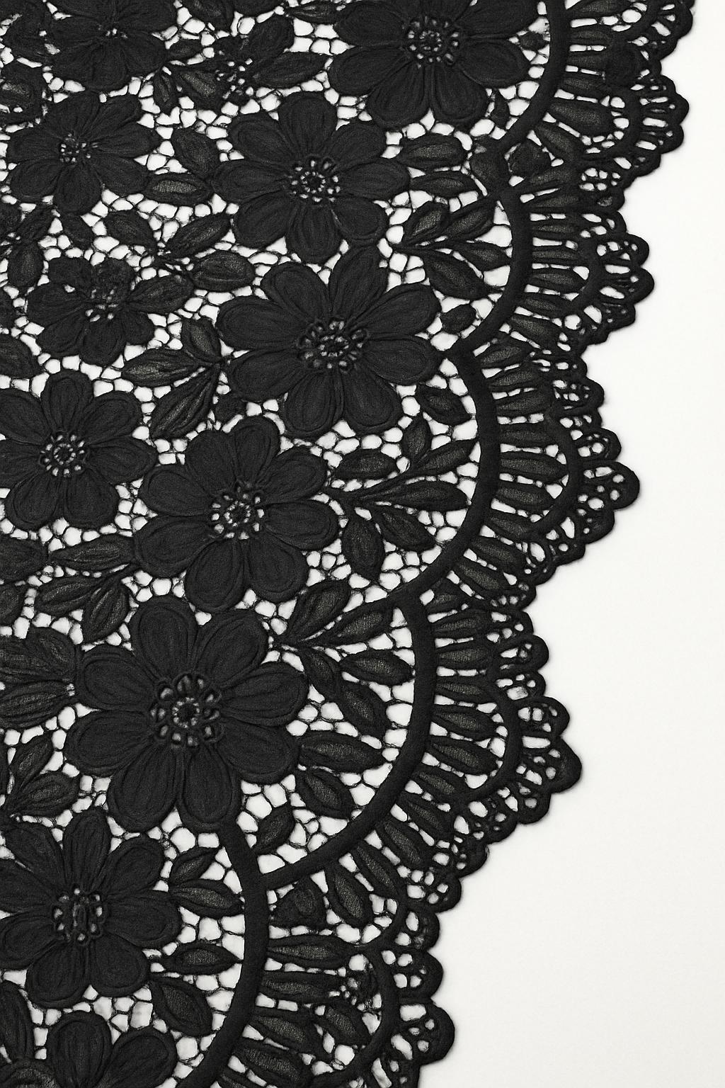 BLACK FITTED LACE